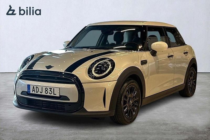 Silver (vit silver metallic) Begagnad 2023 Mini Cooper Halvkombi | 259 900 kr (Marknadspris) - Bild 1/4