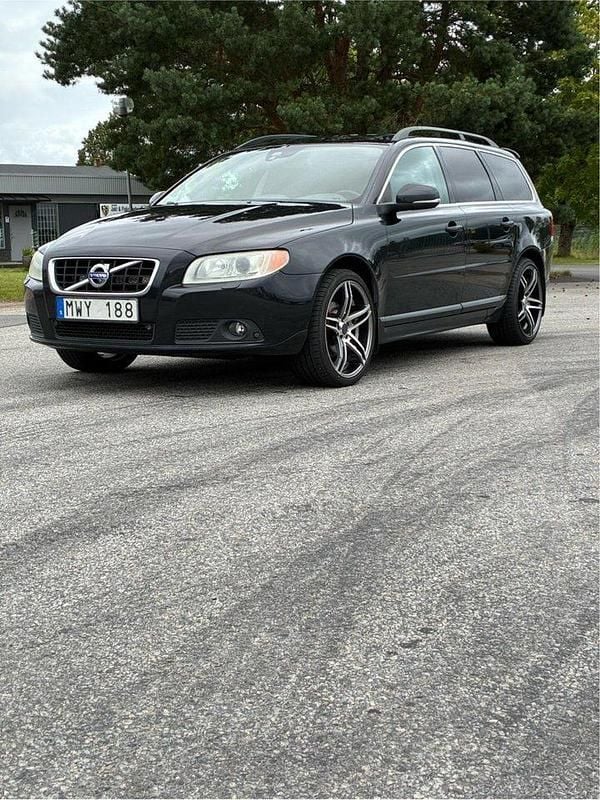 Svart Begagnad 2013 Volvo V70 Momentum Kombi | 59 900 kr (Marknadspris) - Bild 1/4