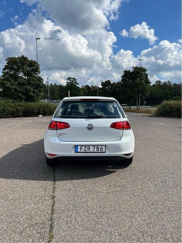 Vit Begagnad 2015 VW Golf VII Halvkombi | 75 900 kr (Superpris) - Bild 1/4