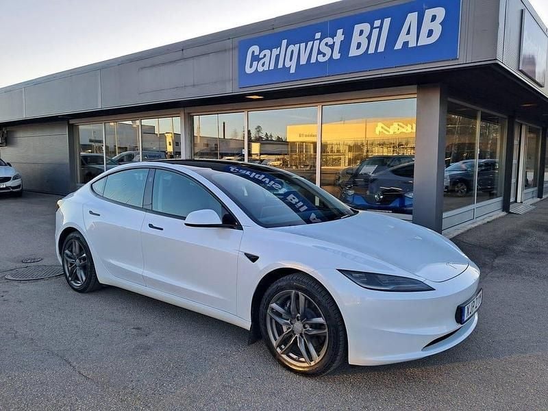 Vitmetallic Begagnad 2024 Tesla Model 3 Long Range AWD Sedan | 459 000 kr (Dyr) - Bild 1/4