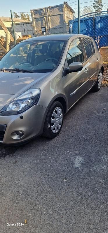 Begagnad Renault Clio R.S. 75 HK (55 kW) 2011 Halvkombi