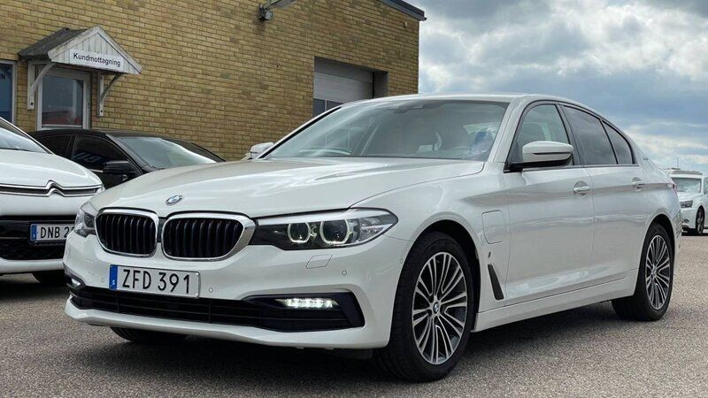 Vit Begagnad 2018 BMW 530e iPerformance Sedan | 299 500 kr (Marknadspris) - Bild 1/4