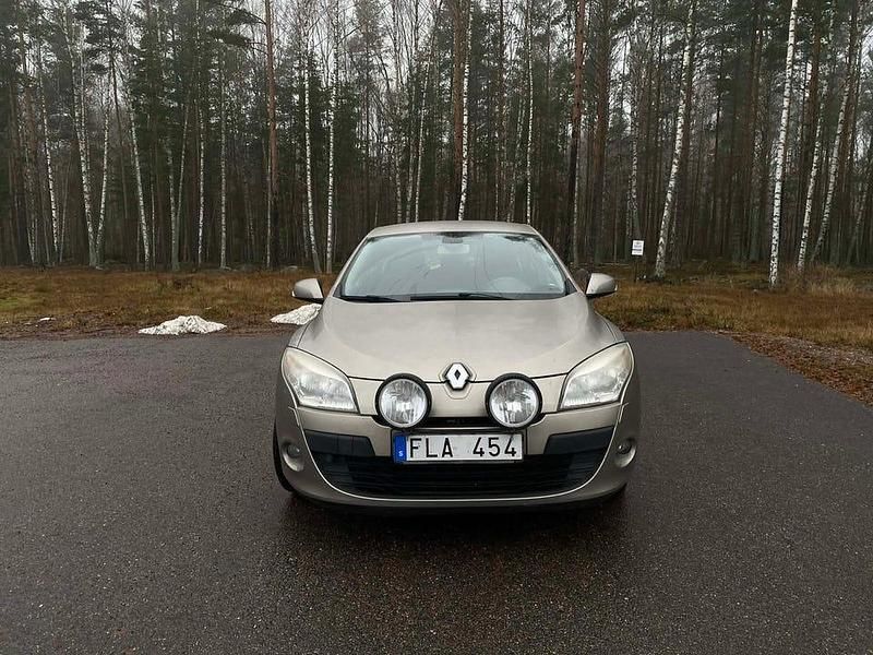 Ljusbrun Begagnad 2011 Renault Mégane III Halvkombi | 44 900 kr (Lite dyr) - Bild 1/4