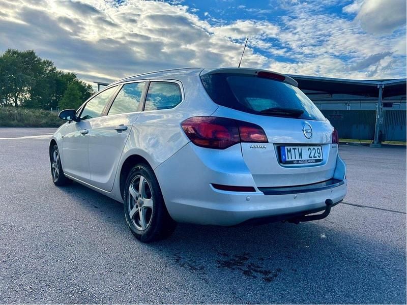 Grå Begagnad 2012 Opel Astra Enjoy Kombi | 18 000 kr (Superpris) - Bild 1/4