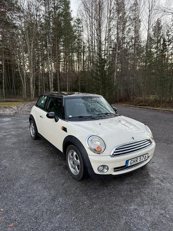 Krämvit Begagnad 2008 Mini Cooper Halvkombi | 72 000 kr - Bild 1/4