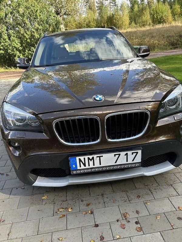 Brun Begagnad 2010 BMW X1 SUV | 134 900 kr (Lite dyr) - Bild 1/4