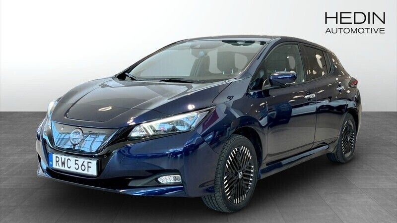 Mörkblå (blue) Begagnad 2023 Nissan Leaf N-Connecta Halvkombi | 259 900 kr (Lite dyr) - Bild 1/4