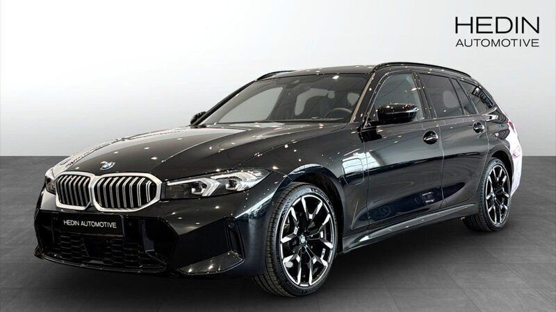Svart (black) Begagnad 2024 BMW 330e M Sport Kombi | 599 700 kr (Lite dyr) - Bild 1/4