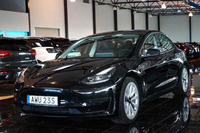 Svart Begagnad 2021 Tesla Model 3 Standard Range Plus Sedan | 239 500 kr (Bra pris) - Bild 1/4