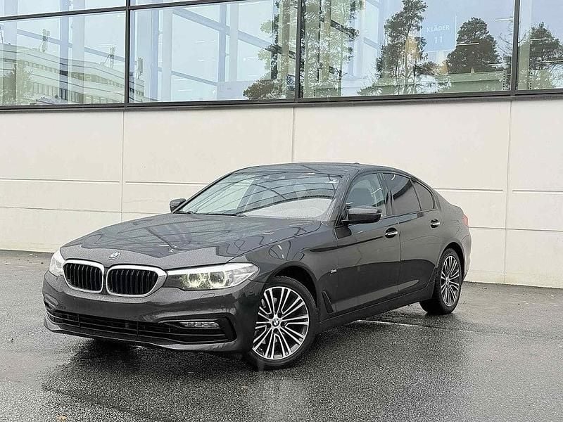Grå Begagnad 2018 BMW 520 Sport Line Sedan | 209 900 kr (Bra pris) - Bild 1/4
