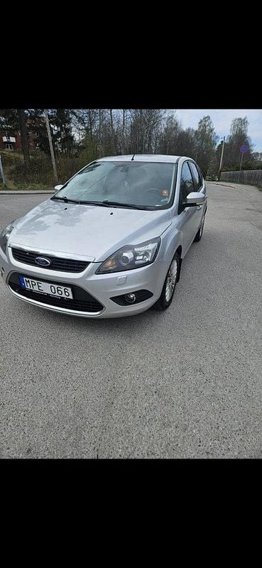 Grå Begagnad 2010 Ford Focus Titanium Halvkombi | 26 500 kr (Marknadspris) - Bild 1/4