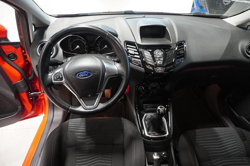 Begagnad Ford Fiesta 80 HK (58 kW) 2015 Röd Halvkombi