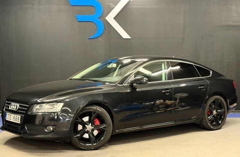 Svart Begagnad 2011 Audi A5 Sportback Comfort Halvkombi | 99 900 kr (Marknadspris) - Bild 1/4