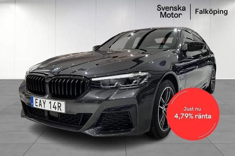 Grå Begagnad 2023 BMW 530 M Sport Sedan | 469 900 kr - Bild 1/4