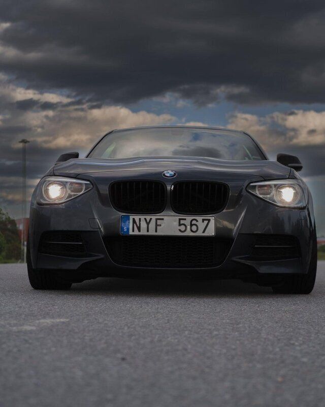 Grå Begagnad 2014 BMW M135 Halvkombi | 285 000 kr (Marknadspris) - Bild 1/4
