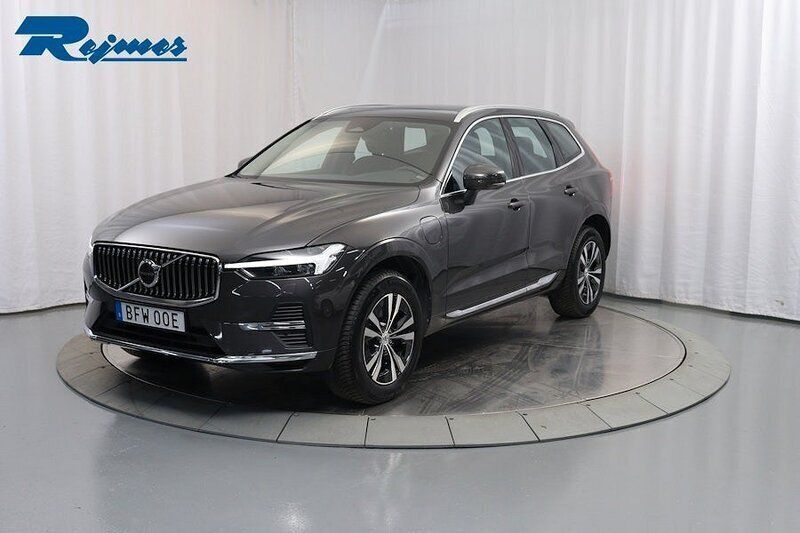 Grå Begagnad 2022 Volvo XC60 Core SUV | 449 900 kr (Marknadspris) - Bild 1/4