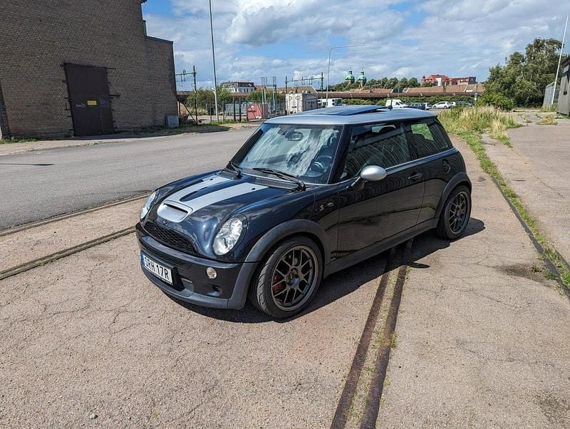 Blå Begagnad 2006 Mini John Cooper Works Halvkombi | 117 500 kr (Marknadspris) - Bild 1/4