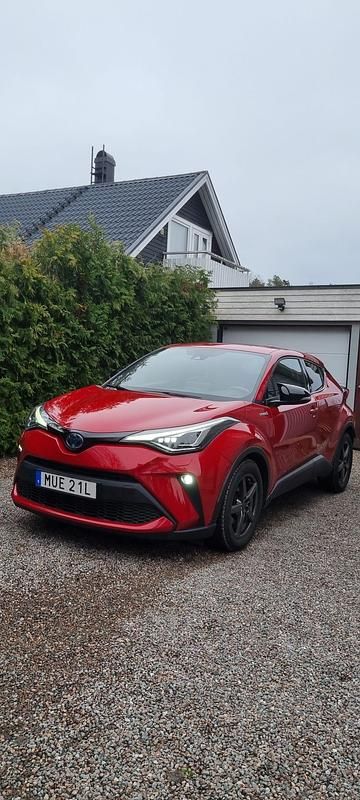 Begagnad Toyota C-HR 122 HK (89 kW) 2021 Supersonic red SUV