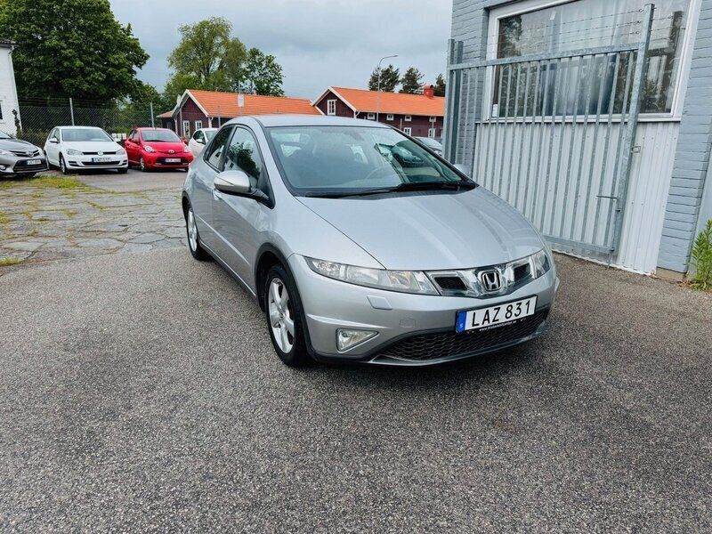 Silver Begagnad 2010 Honda Civic Halvkombi | 69 900 kr (Marknadspris) - Bild 1/4