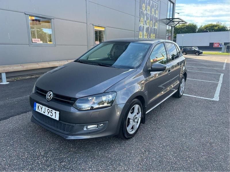 Grå Begagnad 2011 VW Polo Halvkombi | 69 900 kr (Marknadspris) - Bild 1/4