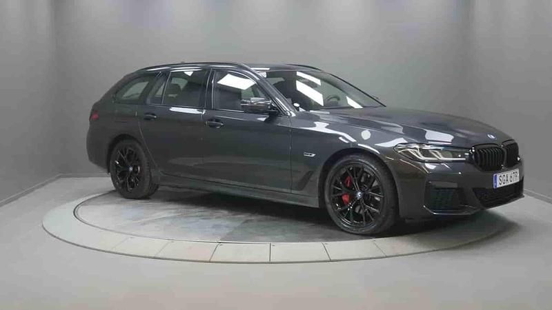 Grå Begagnad 2023 BMW 530e Kombi | 479 000 kr (Dyr) - Bild 1/1