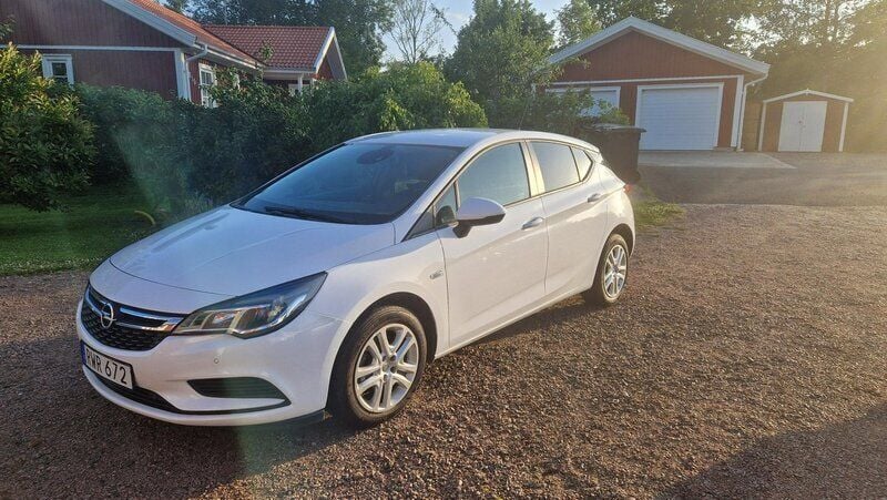 Vit Begagnad 2017 Opel Astra Enjoy Halvkombi | 114 000 kr (Marknadspris) - Bild 1/4