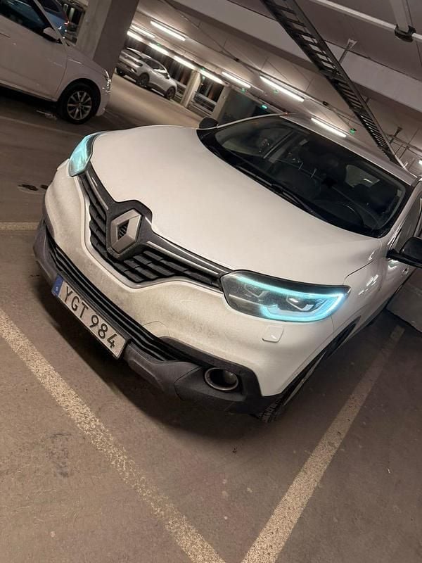 Vit Begagnad 2017 Renault Kadjar SUV | 133 900 kr (Marknadspris) - Bild 1/4