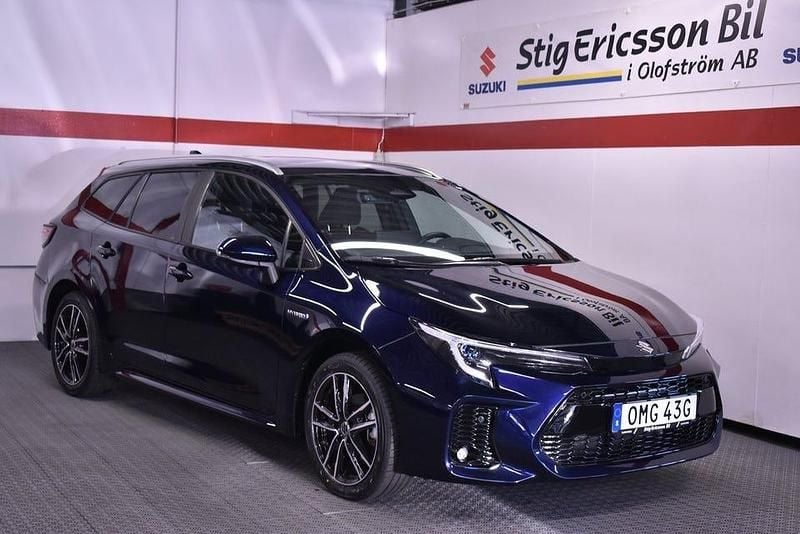 Blå Begagnad 2024 Suzuki Swace Kombi | 319 500 kr (Marknadspris) - Bild 1/4