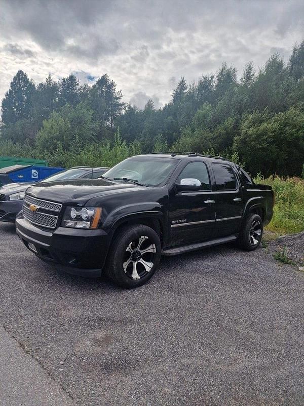 Svart Begagnad 2012 Chevrolet Avalanche LTZ | 230 000 kr - Bild 1/4
