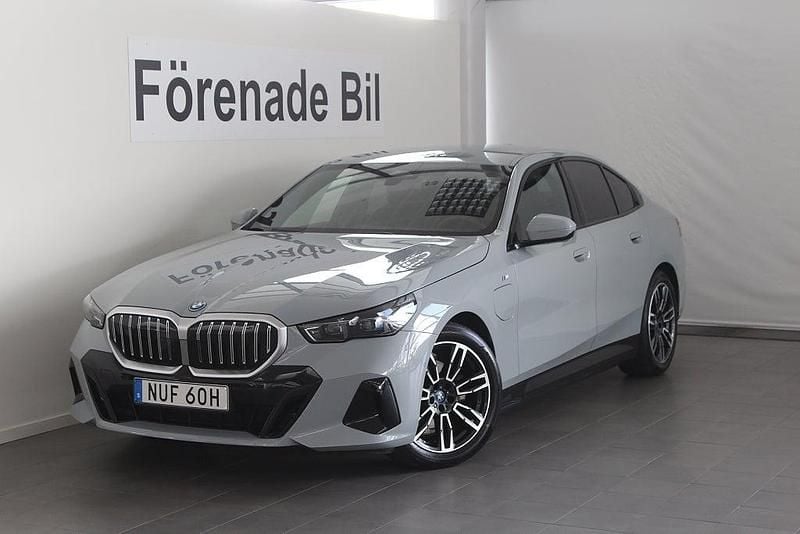 Grå Begagnad 2024 BMW 530e M Sport Sedan | 589 000 kr (Bra pris) - Bild 1/4