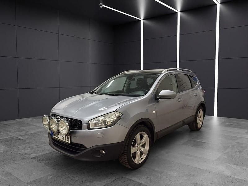 Grå Begagnad 2011 Nissan Qashqai +2 SUV | 94 990 kr (Marknadspris) - Bild 1/4