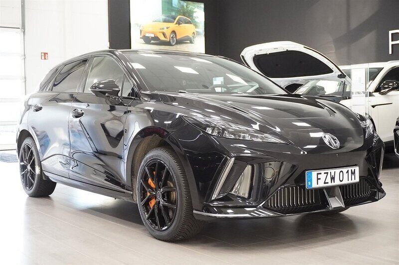 Begagnad MG MG4 EV 320 kW (436 HK) 2023 Svart Halvkombi