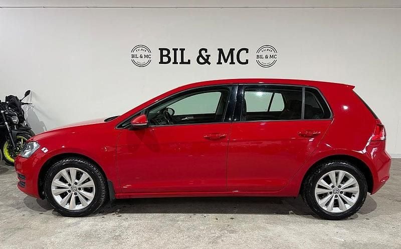 Röd Begagnad 2013 VW Golf VII Halvkombi | 89 000 kr (Marknadspris) - Bild 1/4