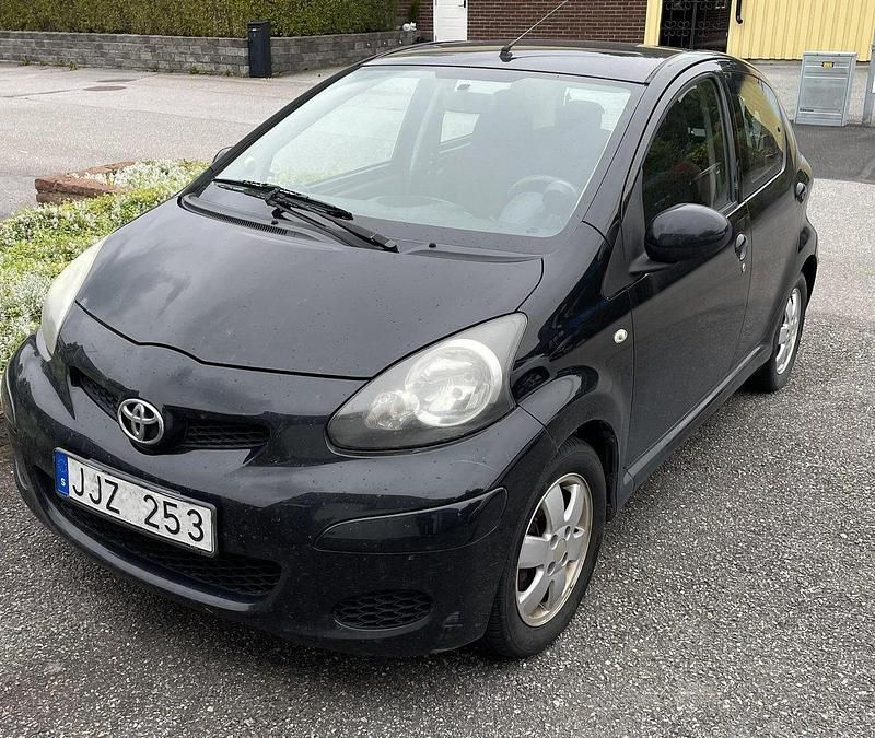 Svart Begagnad 2010 Toyota Aygo Halvkombi | 15 000 kr (Superpris) - Bild 1/4