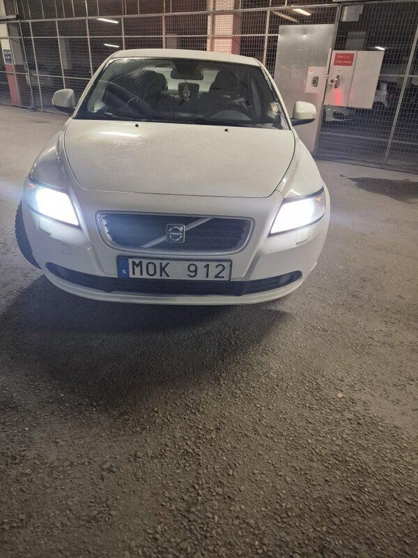 Vit Begagnad 2010 Volvo S40 Sedan | 55 000 kr (Marknadspris) - Bild 1/4