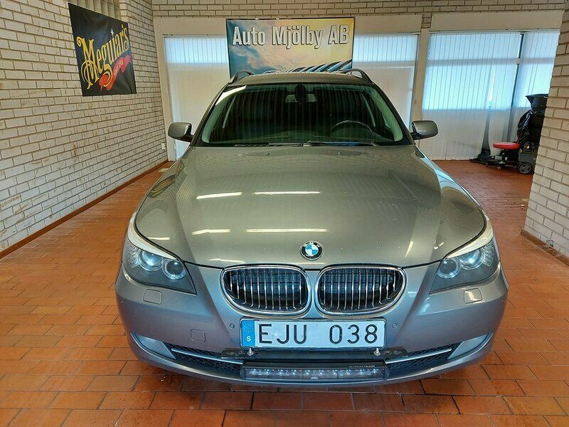 Grå Begagnad 2008 BMW 525 Kombi | 59 990 kr - Bild 1/4