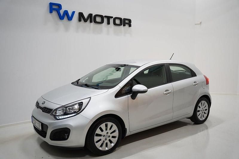 Grå Begagnad 2014 Kia Rio Halvkombi | 99 800 kr (Marknadspris) - Bild 1/4