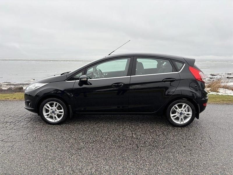 Begagnad Ford Fiesta Titanium 101 HK (74 kW) 2016 Svart Halvkombi