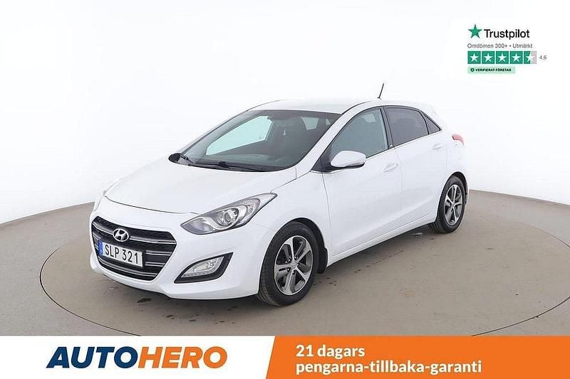 Vit Begagnad 2016 Hyundai i30 Halvkombi | 128 000 kr (Marknadspris) - Bild 1/4