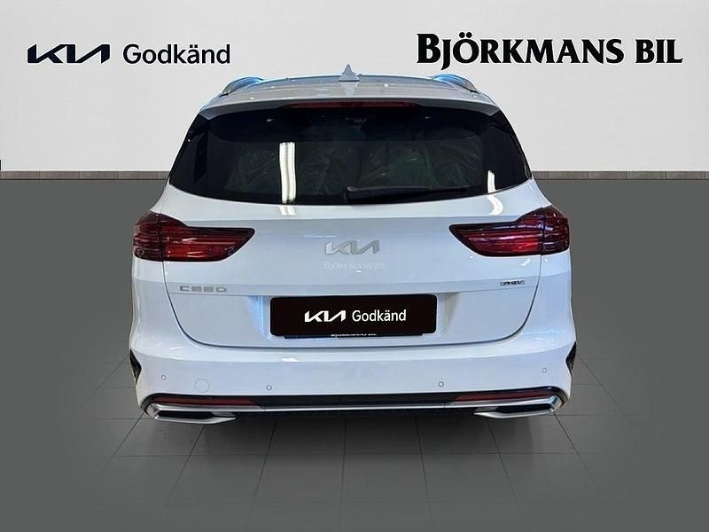 Begagnad Kia Ceed Sportswagon 105 HK (77 kW) 2023 /hw2/ deluxe white m Kombi