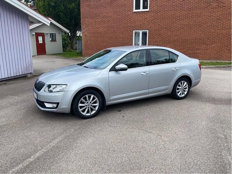 Silver Begagnad 2014 Skoda Octavia Ambition Halvkombi | 77 500 kr (Marknadspris) - Bild 1/4