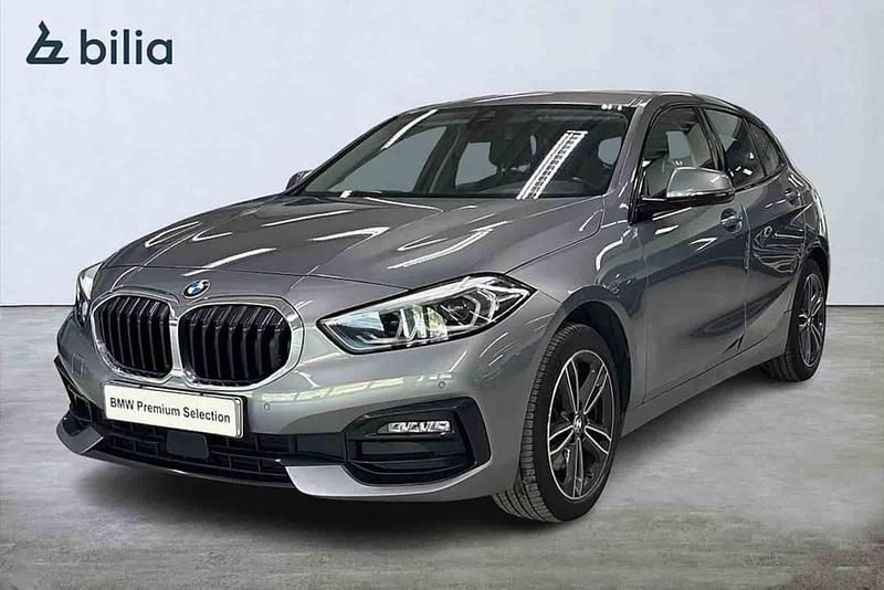 Grå Begagnad 2023 BMW 118 Halvkombi | 239 900 kr - Bild 1/1