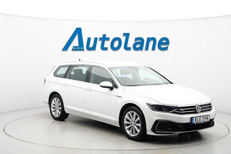 Vit Begagnad 2020 VW Passat Executive Kombi | 209 900 kr (Marknadspris) - Bild 1/3