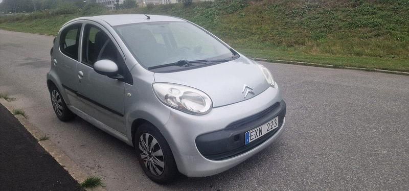 Silver Begagnad 2008 Citroën C1 Halvkombi | 20 500 kr (Marknadspris) - Bild 1/4