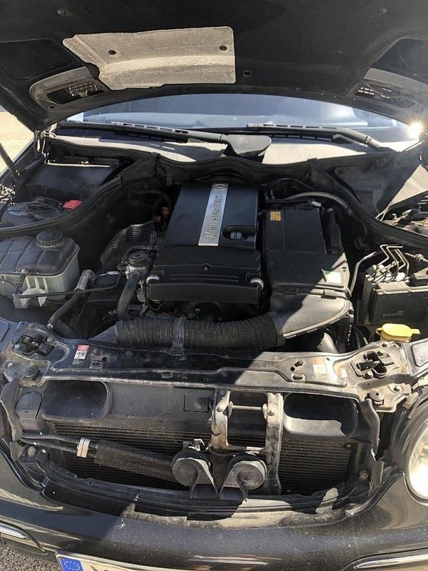 Svart Begagnad 2004 Mercedes C180 Avantgarde Kombi | 25 000 kr (Marknadspris) - Bild 1/4
