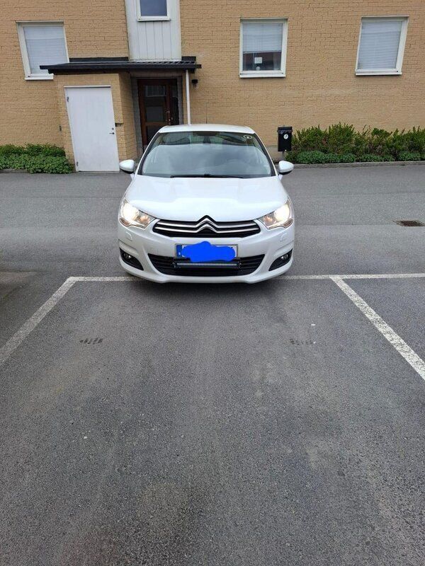 Vit Begagnad 2013 Citroën C4 Halvkombi | 55 000 kr (Marknadspris) - Bild 1/4