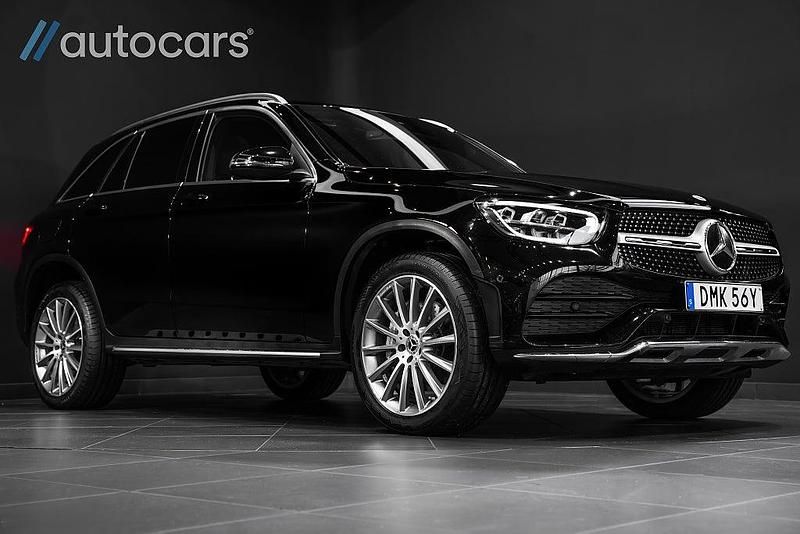 Svart Begagnad 2022 Mercedes GLC300e AMG SUV | 458 750 kr (Marknadspris) - Bild 1/4