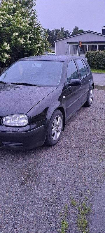 Svart Begagnad 2001 VW Golf IV Comfortline Halvkombi | 7 000 kr (Superpris) - Bild 1/3