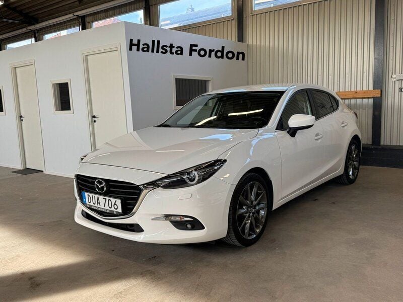 Vit Begagnad 2018 Mazda 3 Inclusive Halvkombi | 161 900 kr (Lite dyr) - Bild 1/4