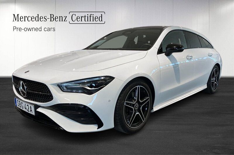 Vit Begagnad 2024 Mercedes CLA200 Shooting Brake AMG Kombi | 399 000 kr (Marknadspris) - Bild 1/4